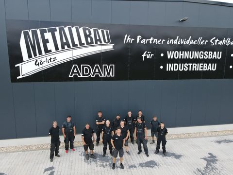 Das Team vor der Werkhalle am Hoterberg